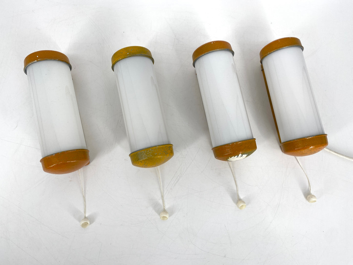 4 Wandlampen mit Zugschaltter im Industriedesign der 1960er Jahre
