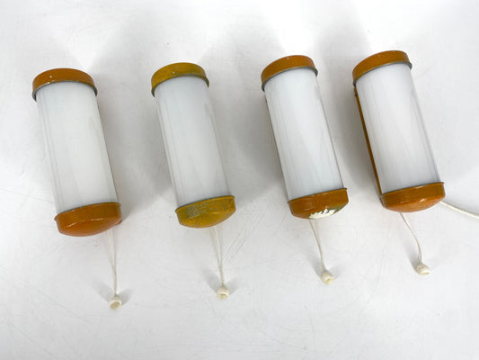 4 Wandlampen mit Zugschaltter im Industriedesign der 1960er Jahre