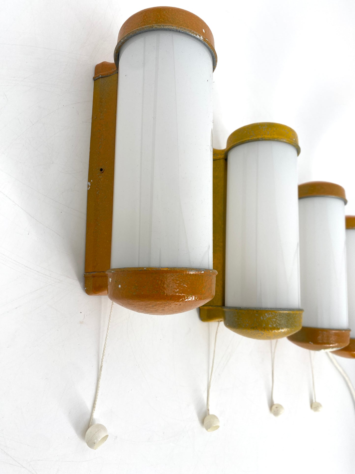 4 Wandlampen mit Zugschaltter im Industriedesign der 1960er Jahre