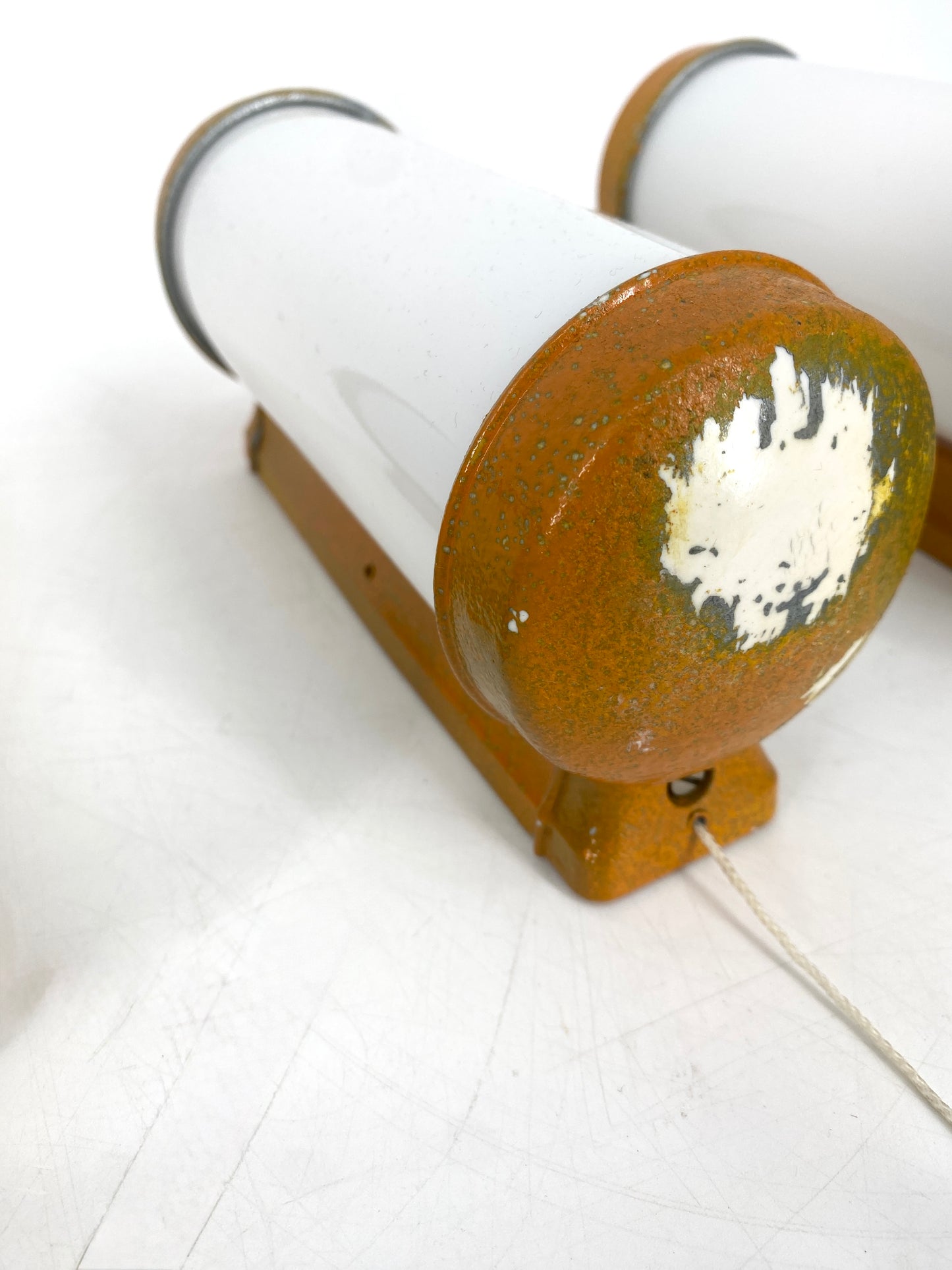 4 Wandlampen mit Zugschaltter im Industriedesign der 1960er Jahre