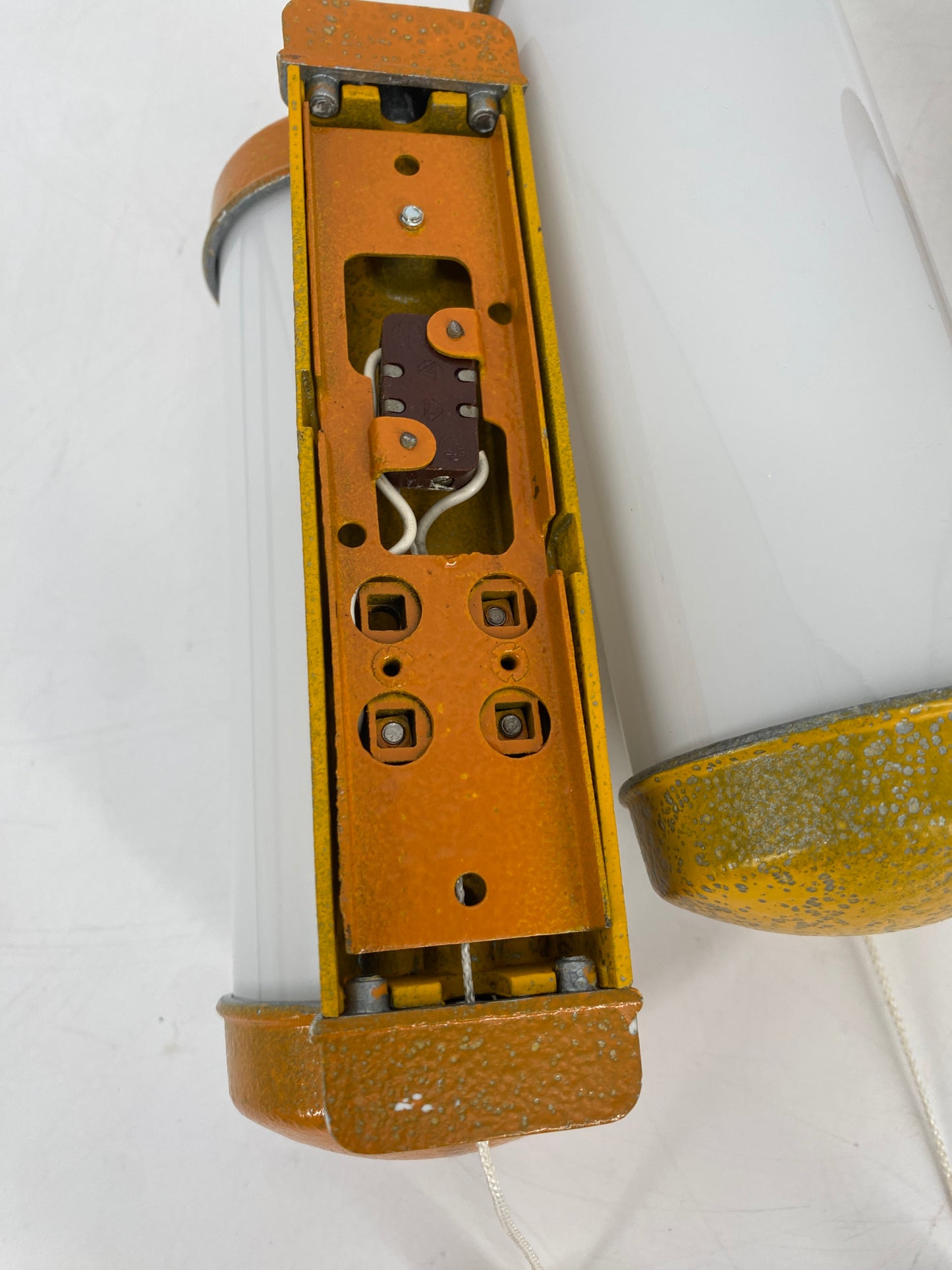 4 Wandlampen mit Zugschaltter im Industriedesign der 1960er Jahre