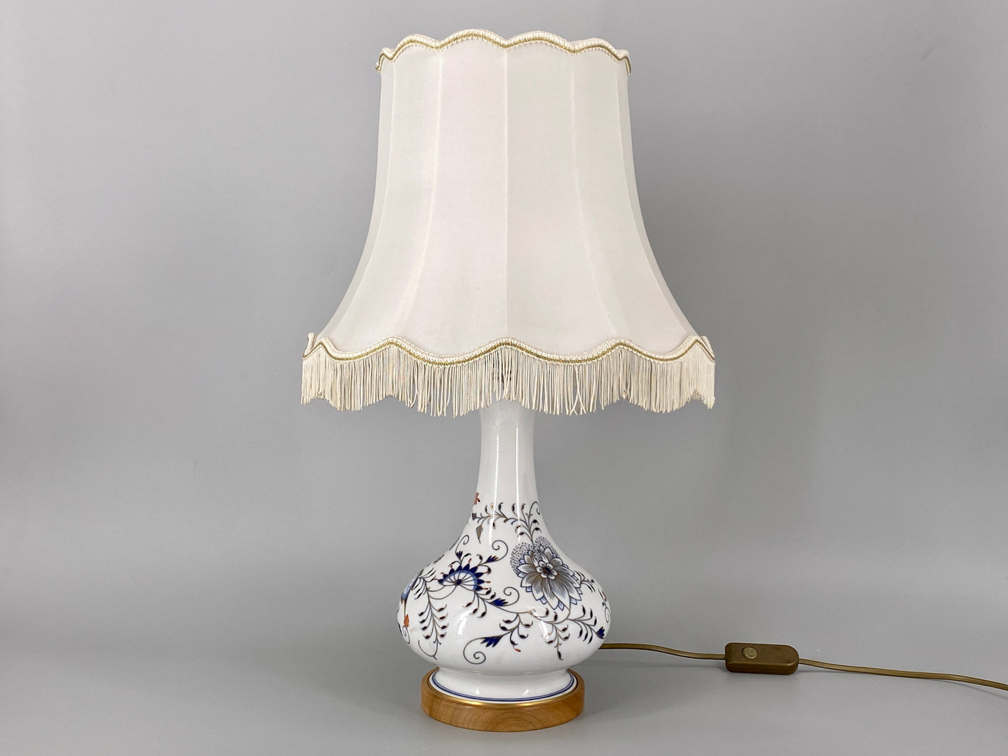 Meissen Tischlampe mit Zwiebelmuster, Deutschland, 19. Jh.