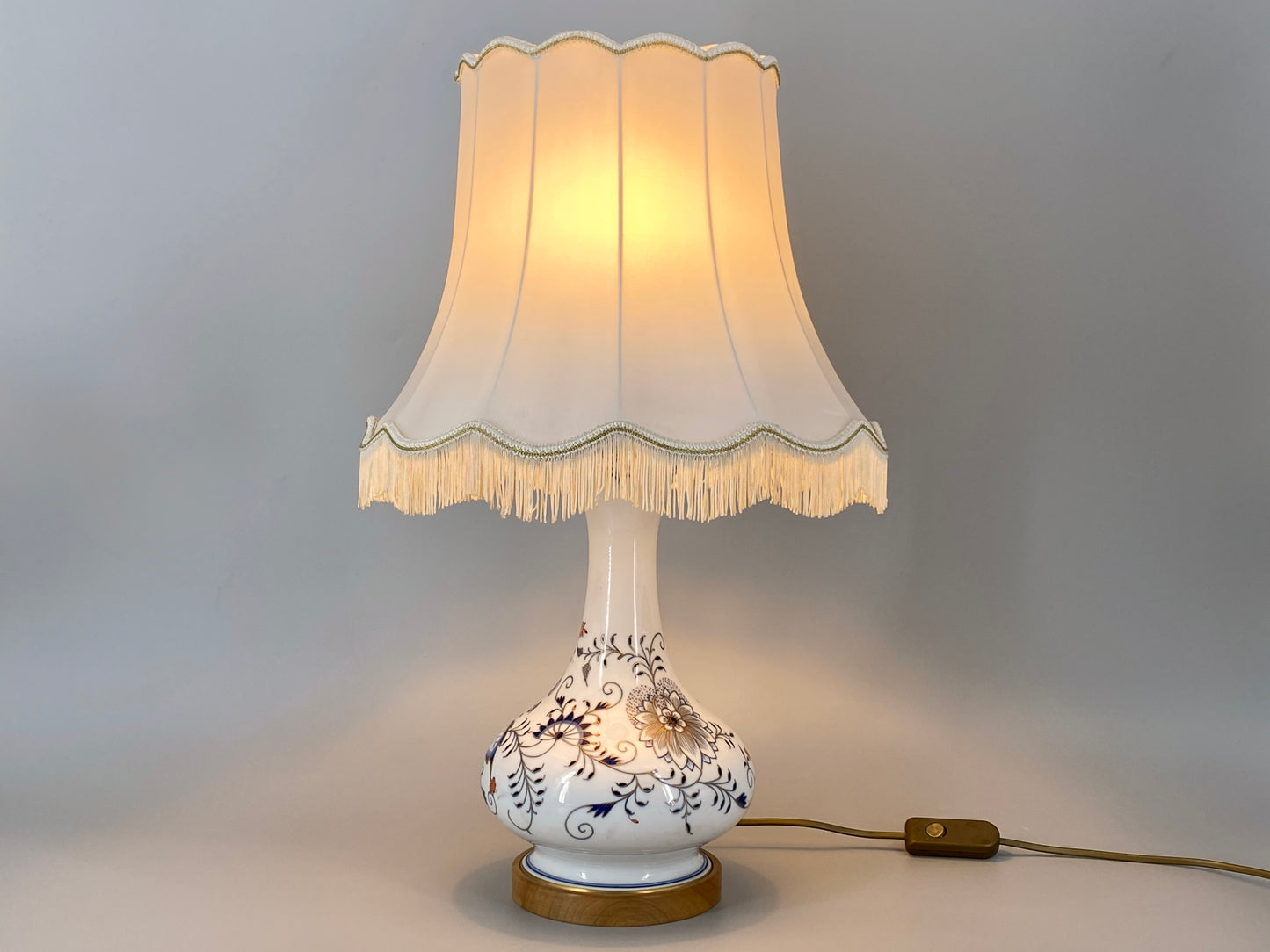 Meissen Tischlampe mit Zwiebelmuster, Deutschland, 19. Jh.