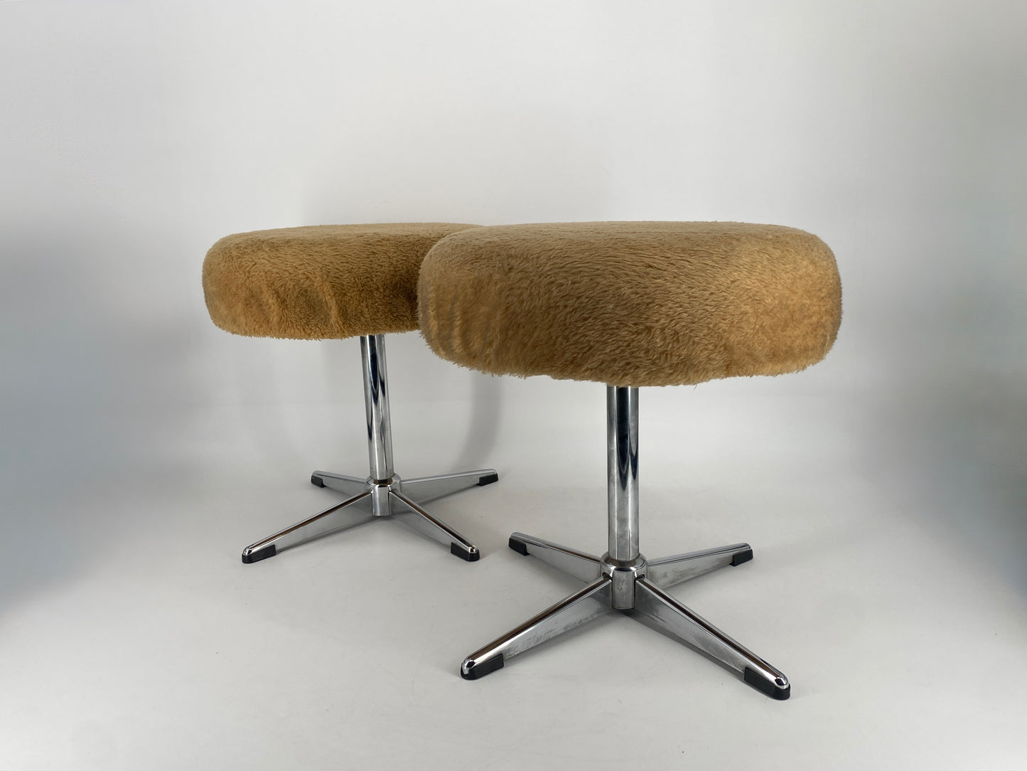 2 Drehhocker mit Fellbezug aus Polyacryl, Deutschland 1970er