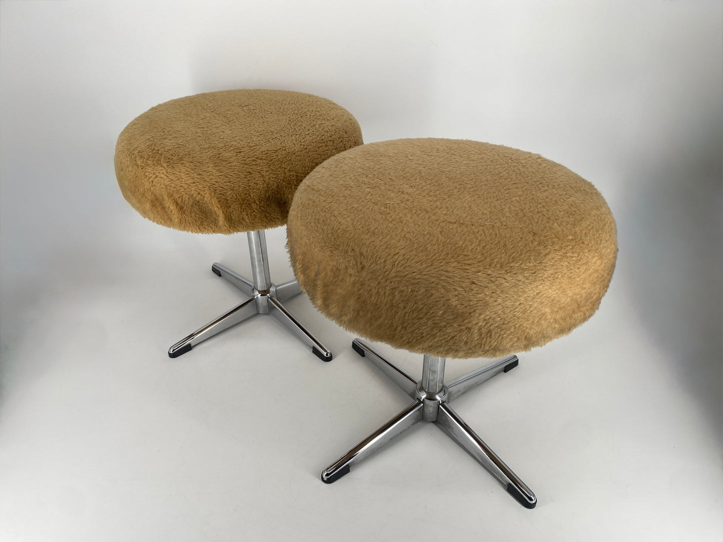 2 Drehhocker mit Fellbezug aus Polyacryl, Deutschland 1970er
