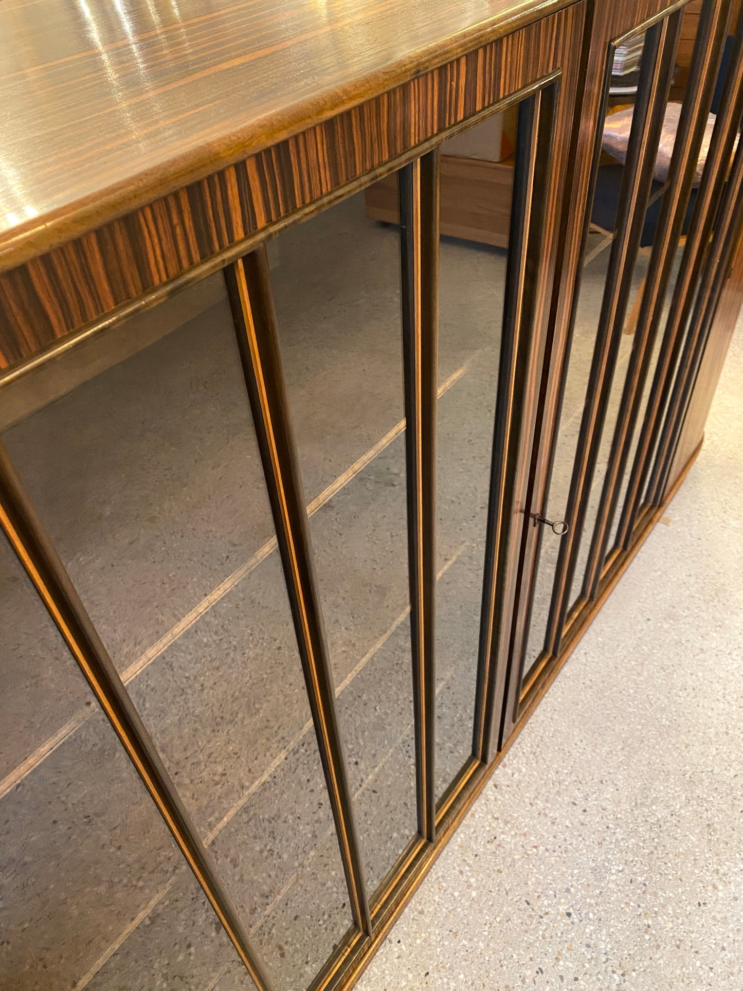 Art Deco Schreibtisch und Vitrine mit Makassarfurnier