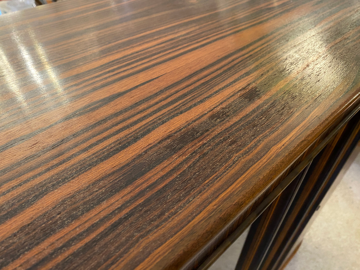 Art Deco Schreibtisch und Vitrine mit Makassarfurnier