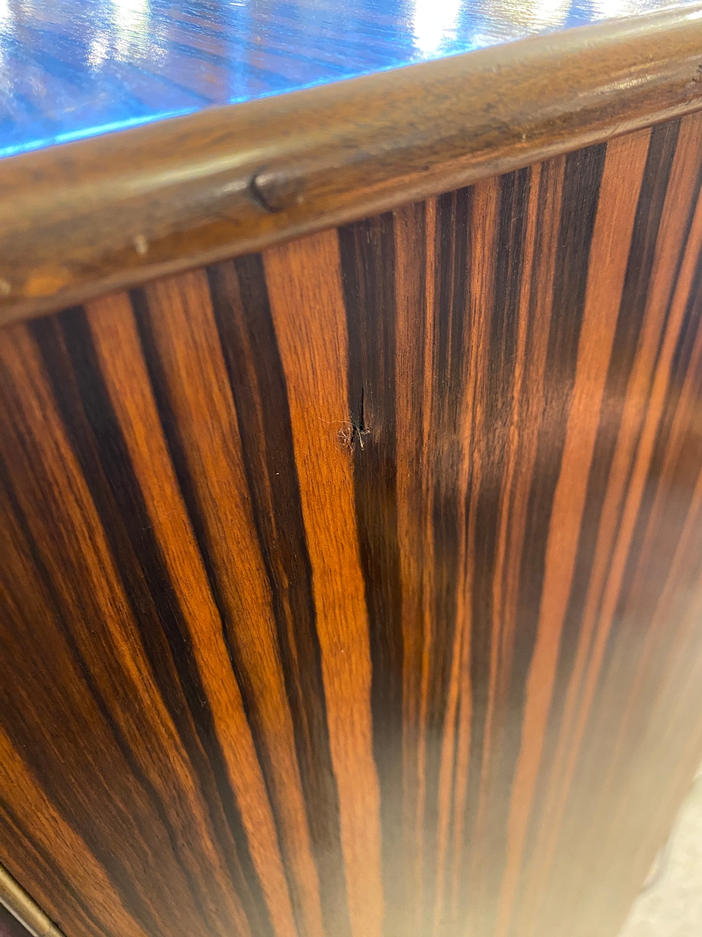 Art Deco Schreibtisch und Vitrine mit Makassarfurnier