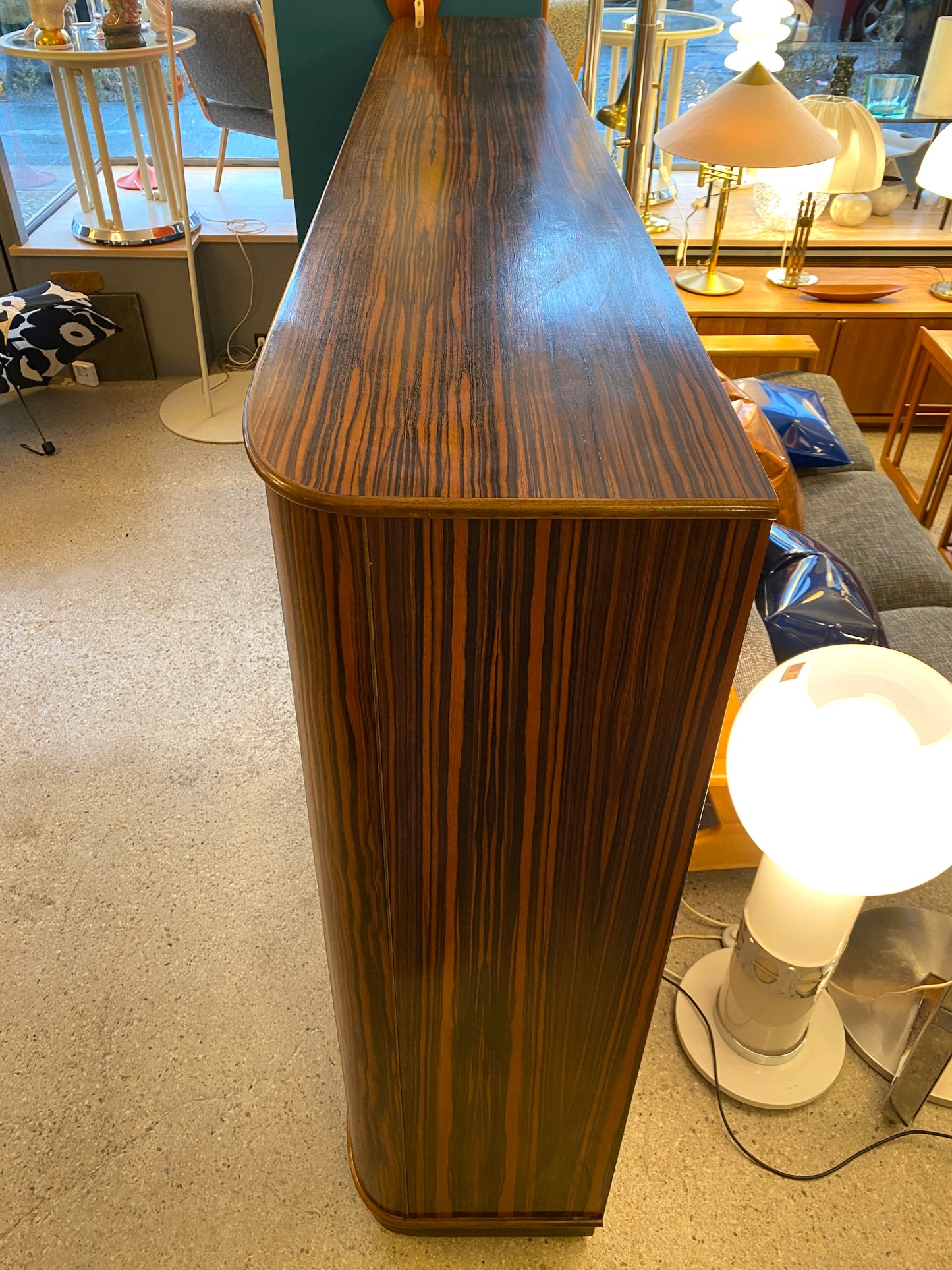 Art Deco Schreibtisch und Vitrine mit Makassarfurnier