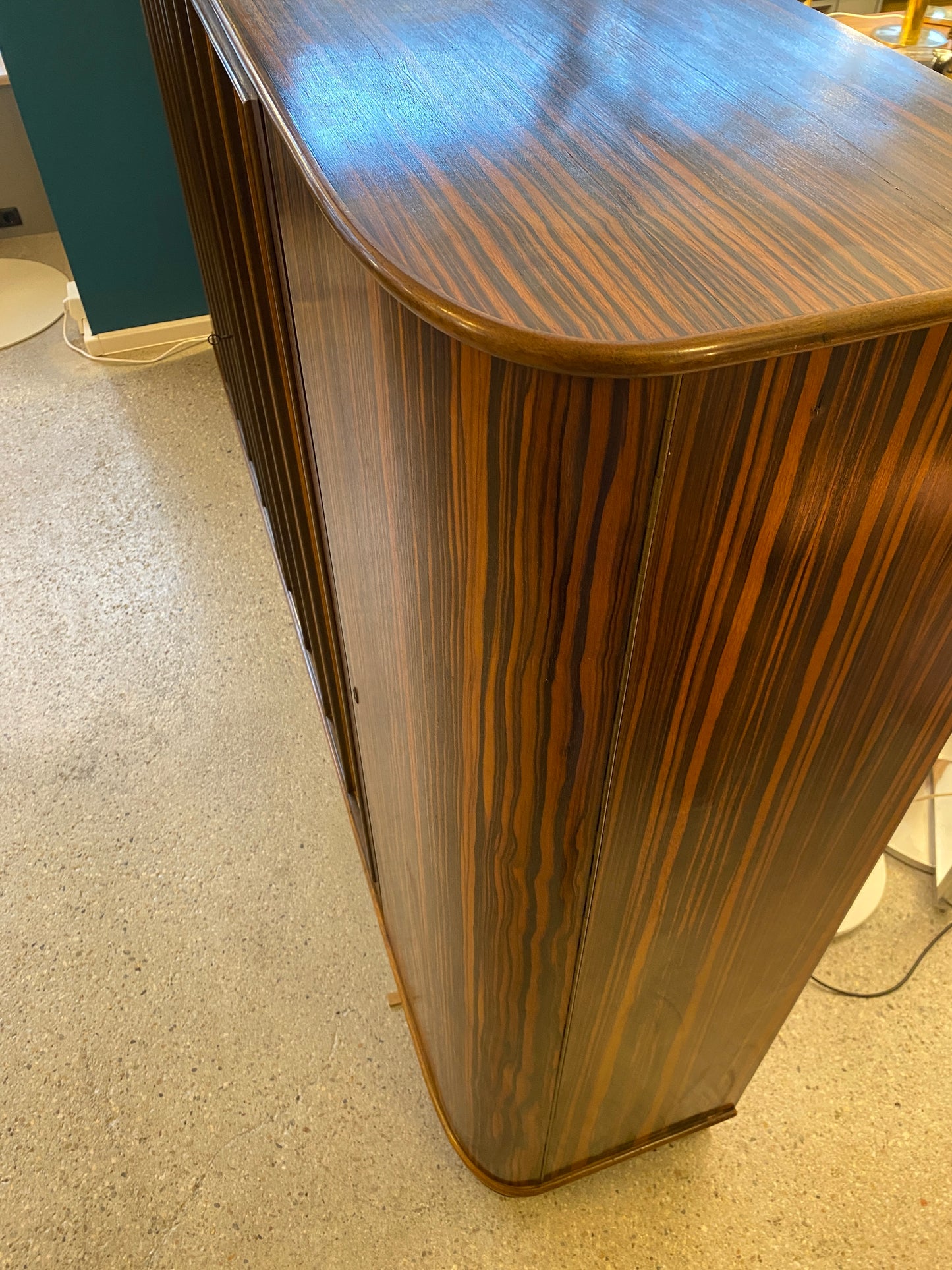 Art Deco Schreibtisch und Vitrine mit Makassarfurnier