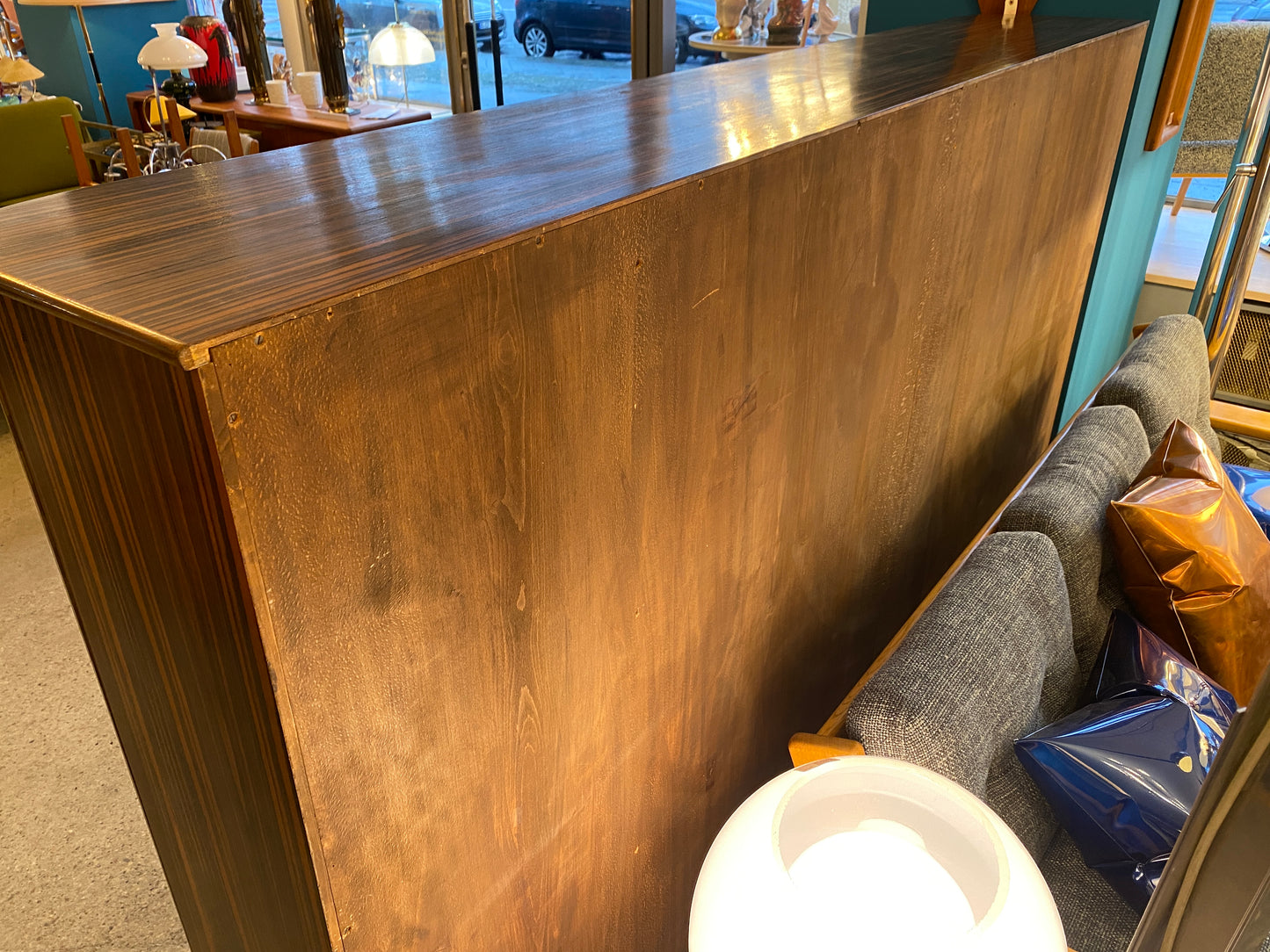 Art Deco Schreibtisch und Vitrine mit Makassarfurnier