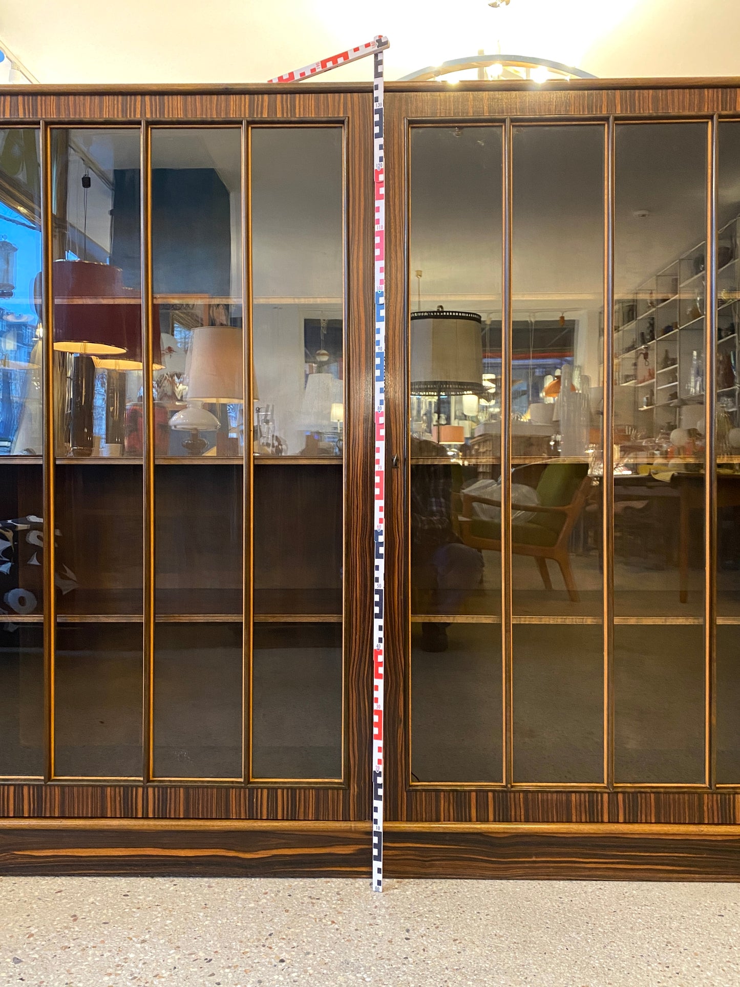 Art Deco Schreibtisch und Vitrine mit Makassarfurnier