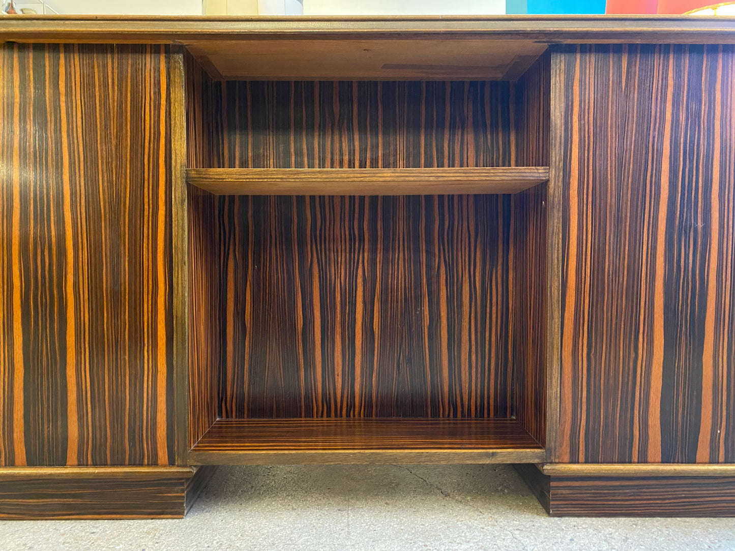 Art Deco Schreibtisch und Vitrine mit Makassarfurnier