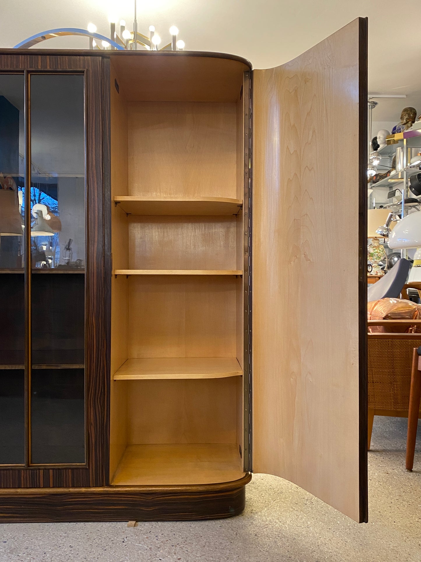 Art Deco Schreibtisch und Vitrine mit Makassarfurnier