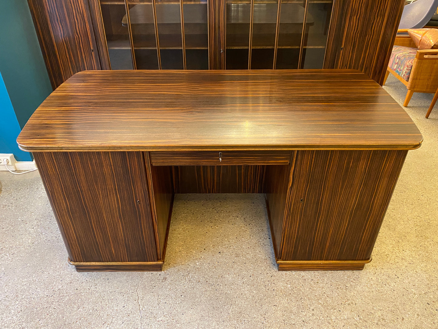 Art Deco Schreibtisch und Vitrine mit Makassarfurnier