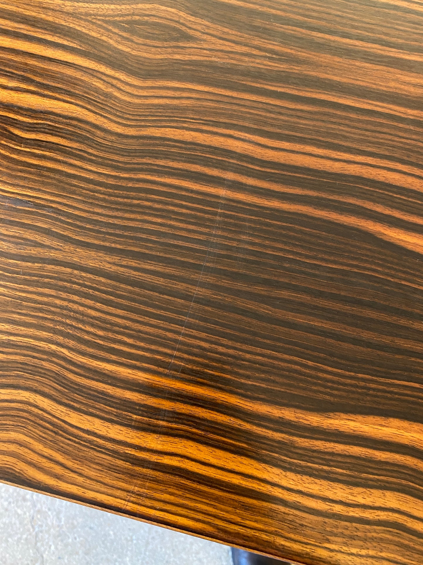 Art Deco Schreibtisch und Vitrine mit Makassarfurnier