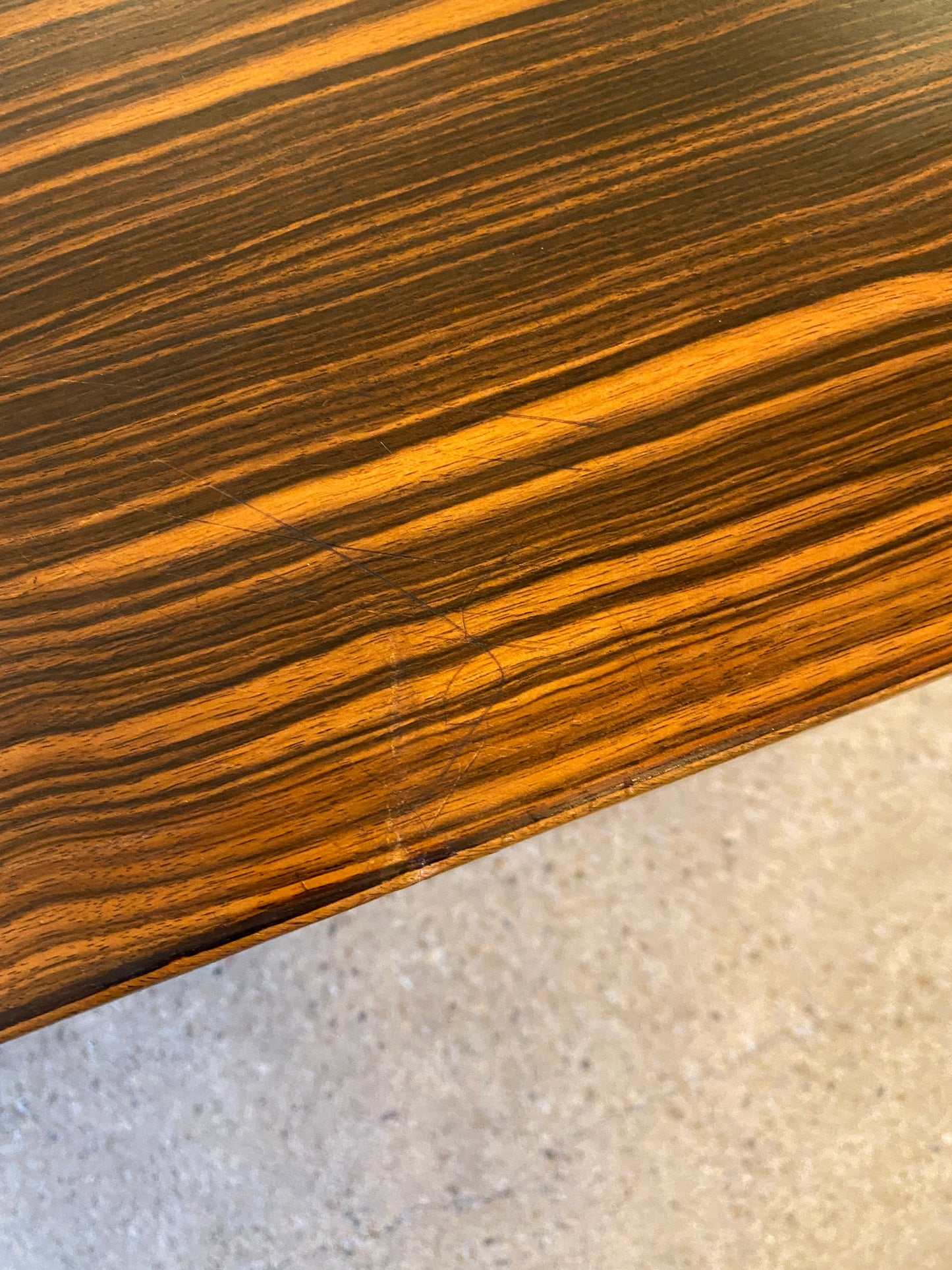 Art Deco Schreibtisch und Vitrine mit Makassarfurnier