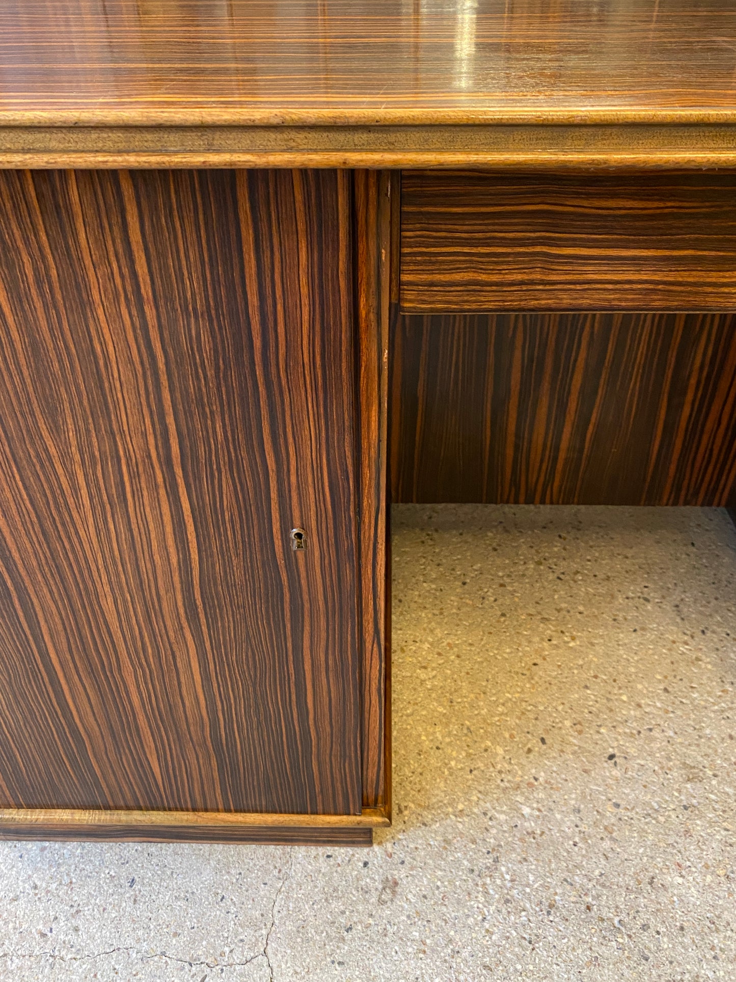 Art Deco Schreibtisch und Vitrine mit Makassarfurnier