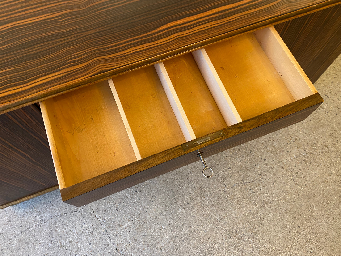 Art Deco Schreibtisch und Vitrine mit Makassarfurnier