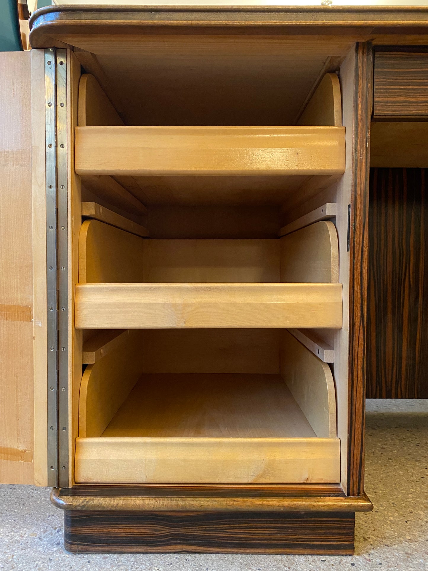 Art Deco Schreibtisch und Vitrine mit Makassarfurnier