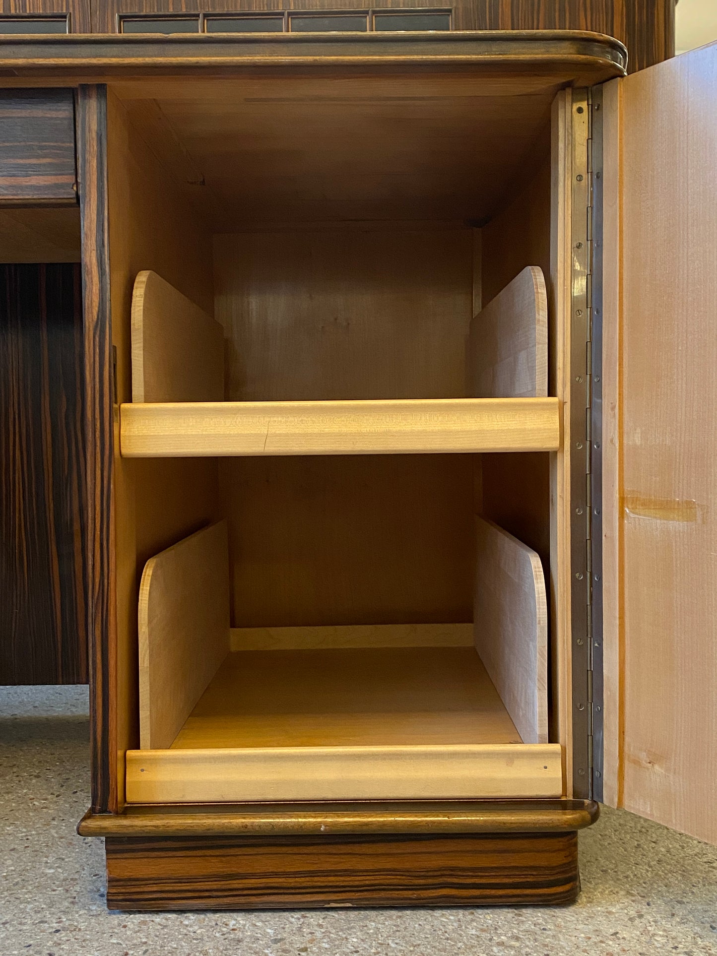 Art Deco Schreibtisch und Vitrine mit Makassarfurnier