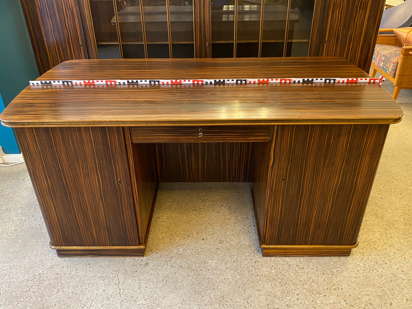 Art Deco Schreibtisch und Vitrine mit Makassarfurnier