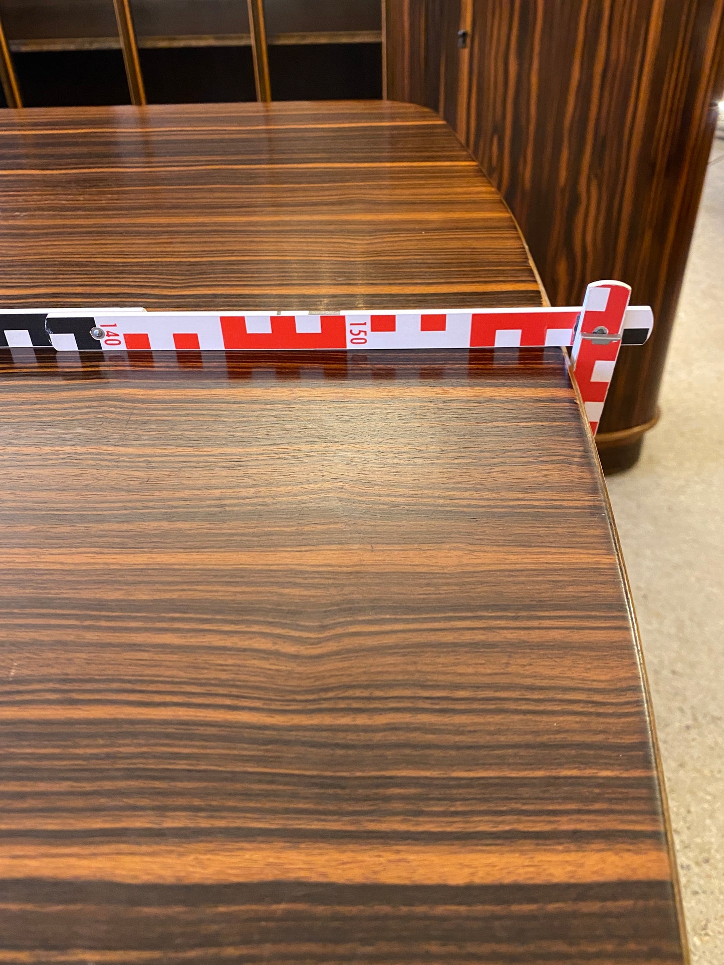 Art Deco Schreibtisch und Vitrine mit Makassarfurnier