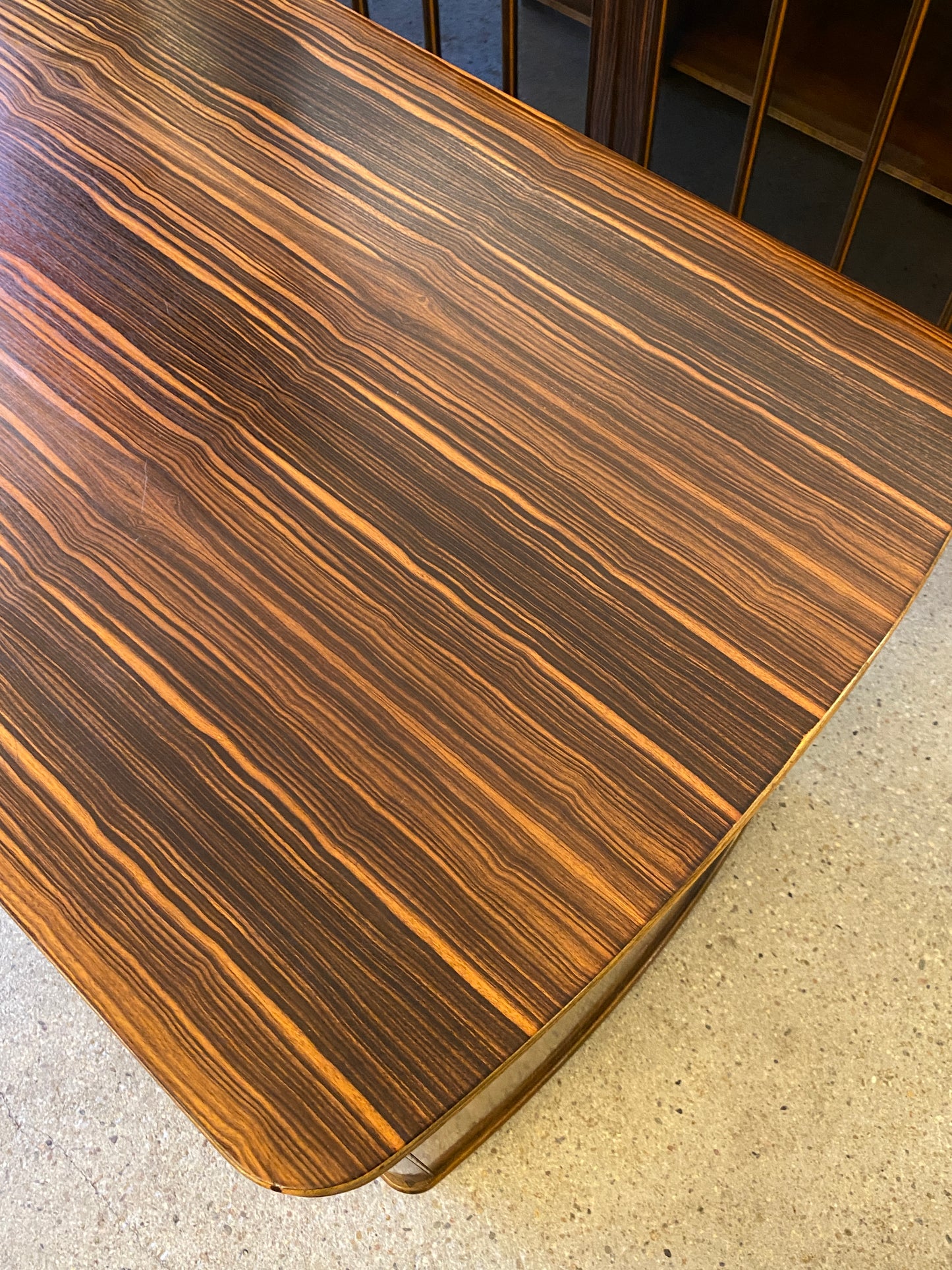 Art Deco Schreibtisch und Vitrine mit Makassarfurnier