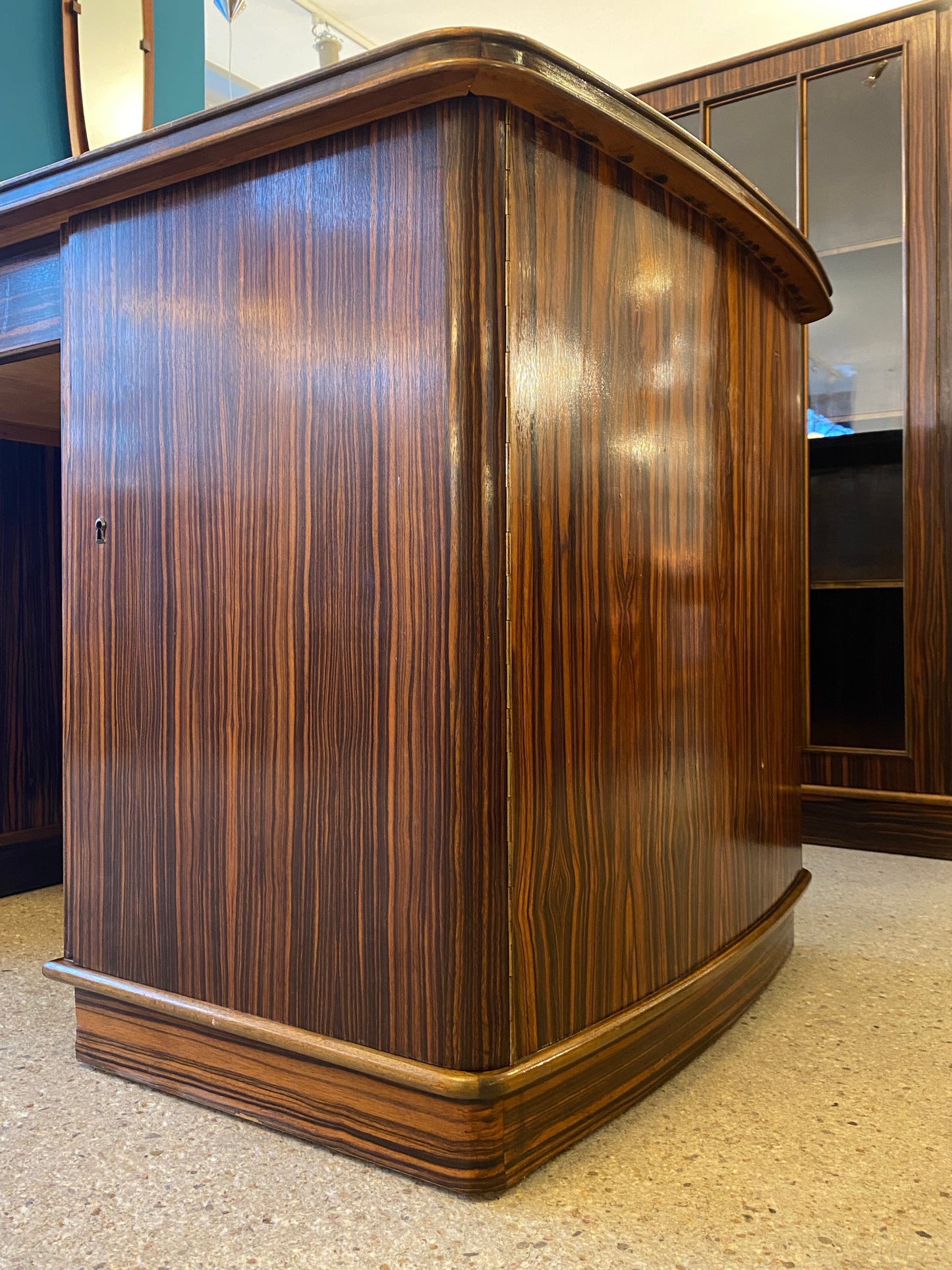 Art Deco Schreibtisch und Vitrine mit Makassarfurnier