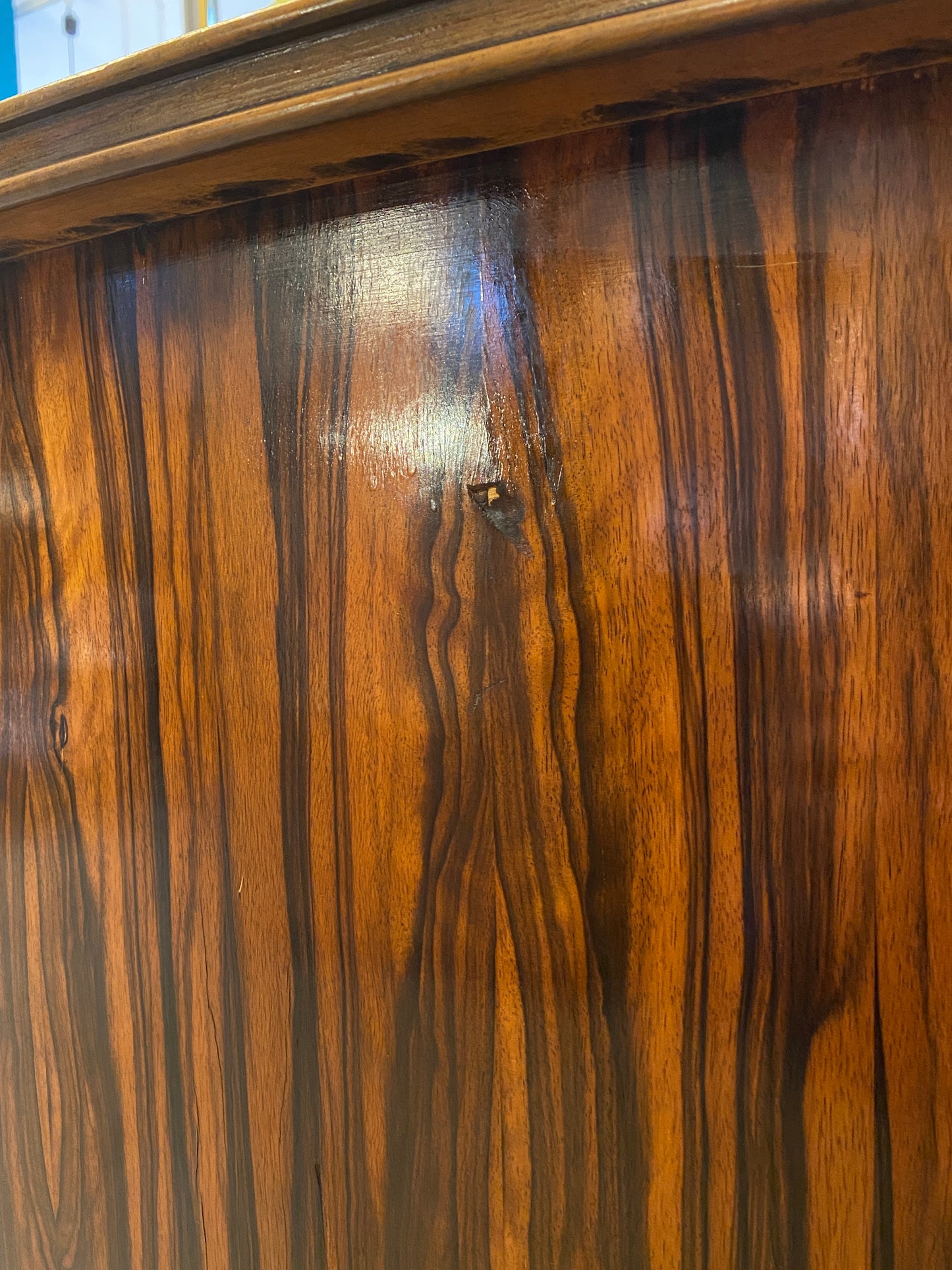 Art Deco Schreibtisch und Vitrine mit Makassarfurnier