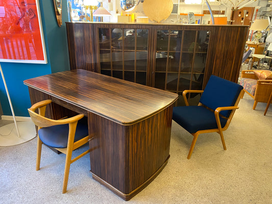 Art Deco Schreibtisch und Vitrine mit Makassarfurnier