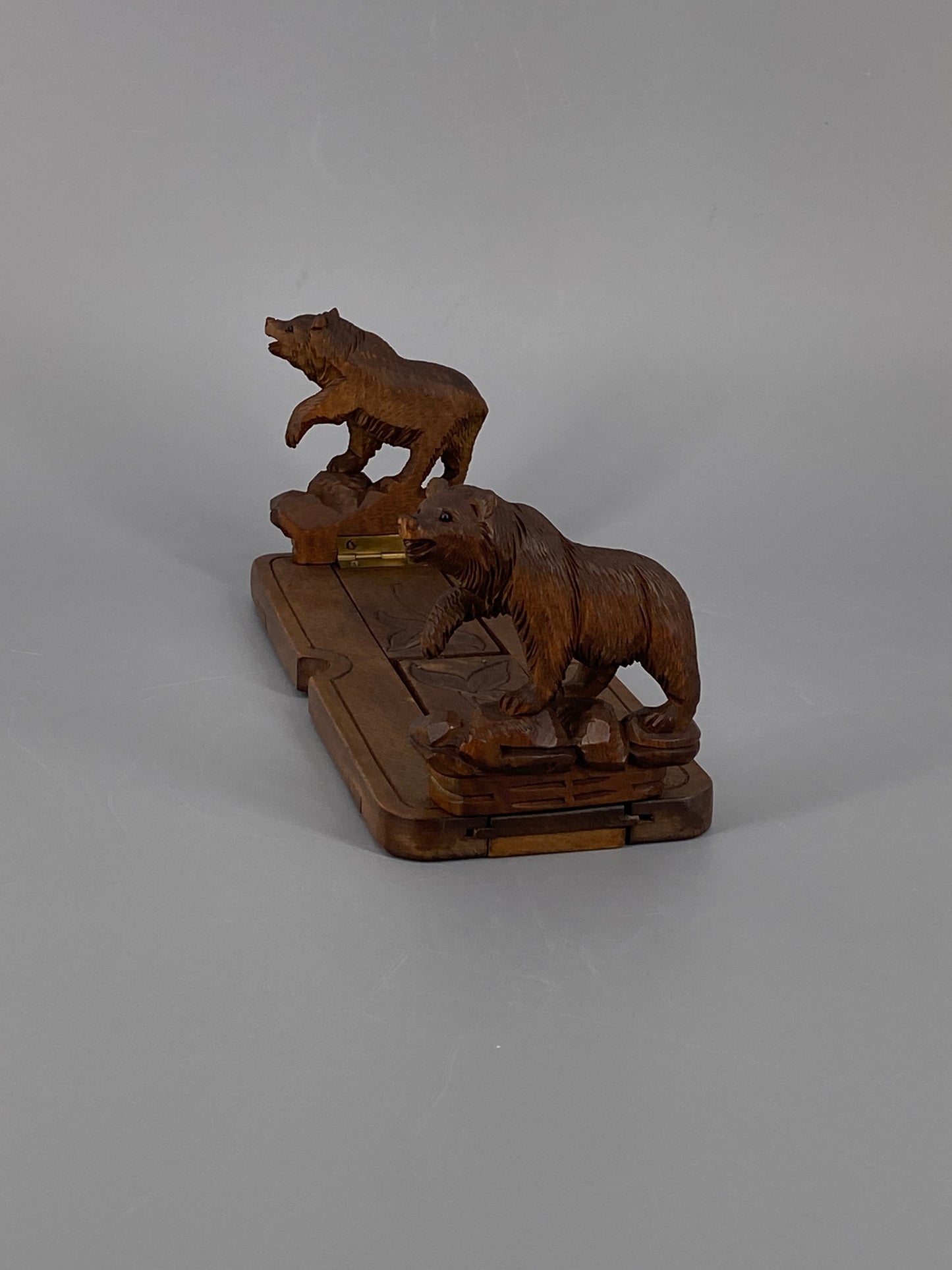 Buchschieber/Buchstütze mit geschnitzten Bären, Schwarzwald, um 1900