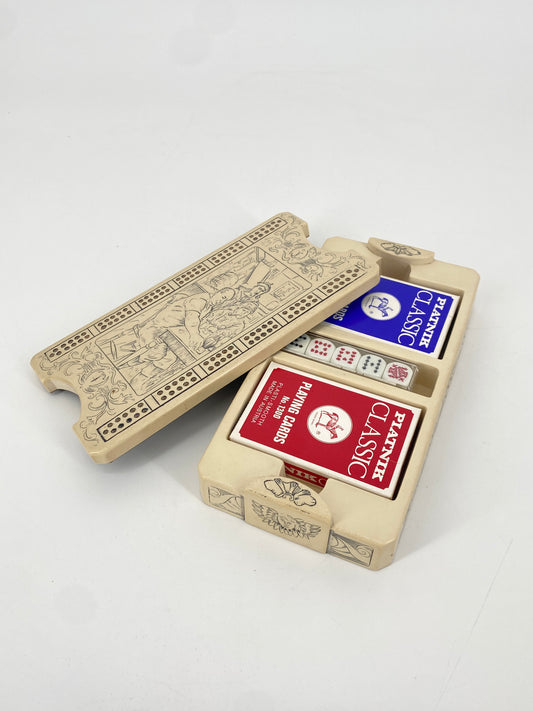 Schön gestaltete Spiel Box mit Kartenspiel und Würfeln