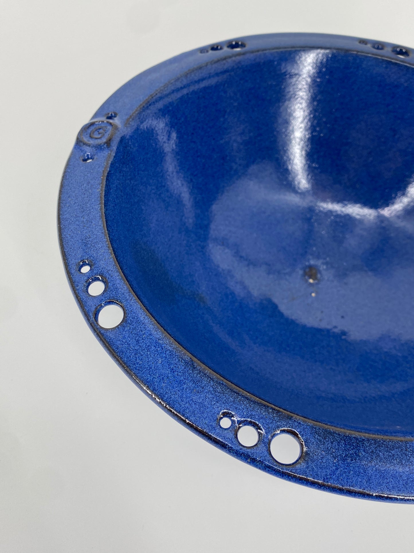 Blaue Keramik Schale mit perforiertem Rand