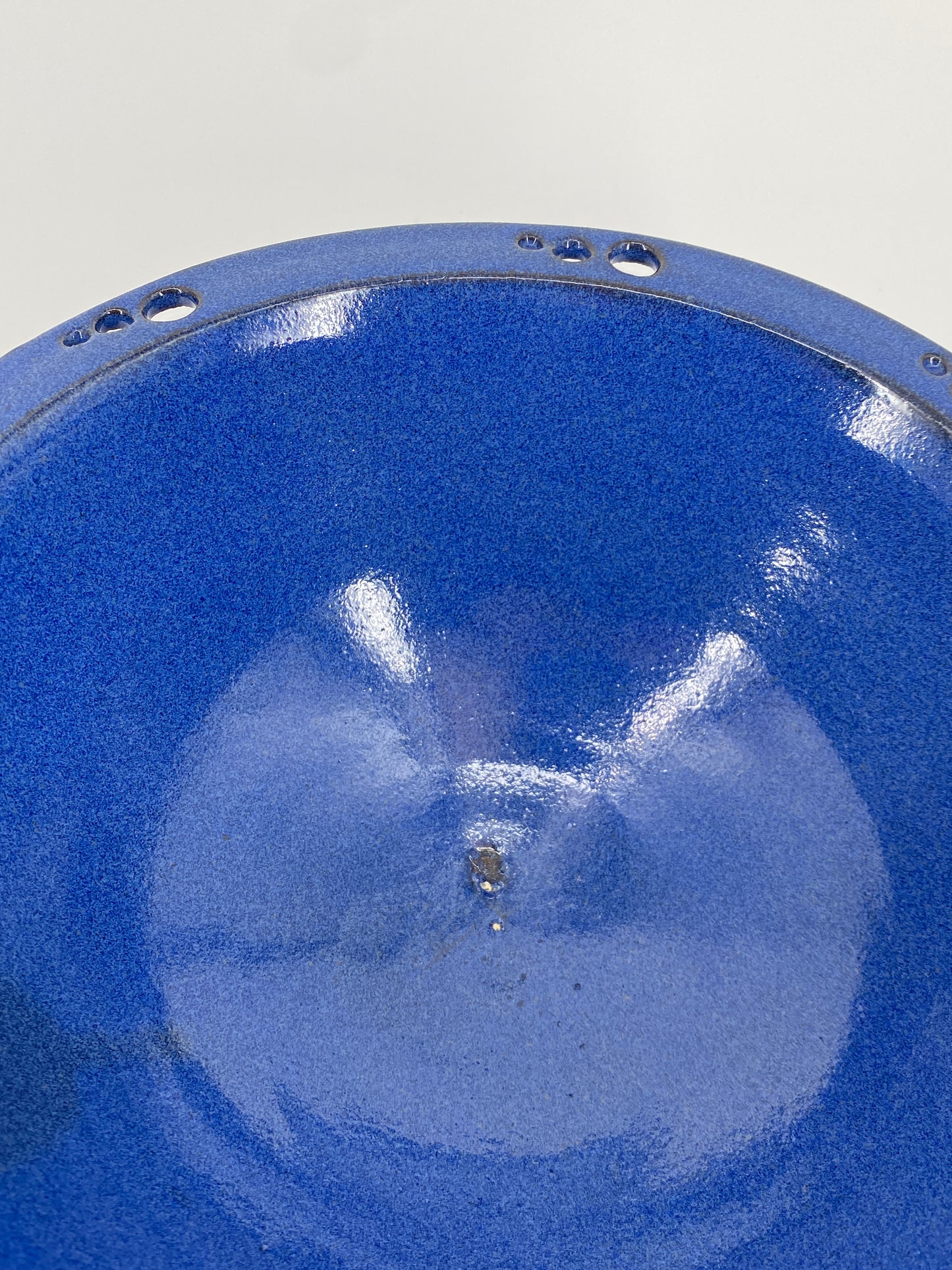 Blaue Keramik Schale mit perforiertem Rand