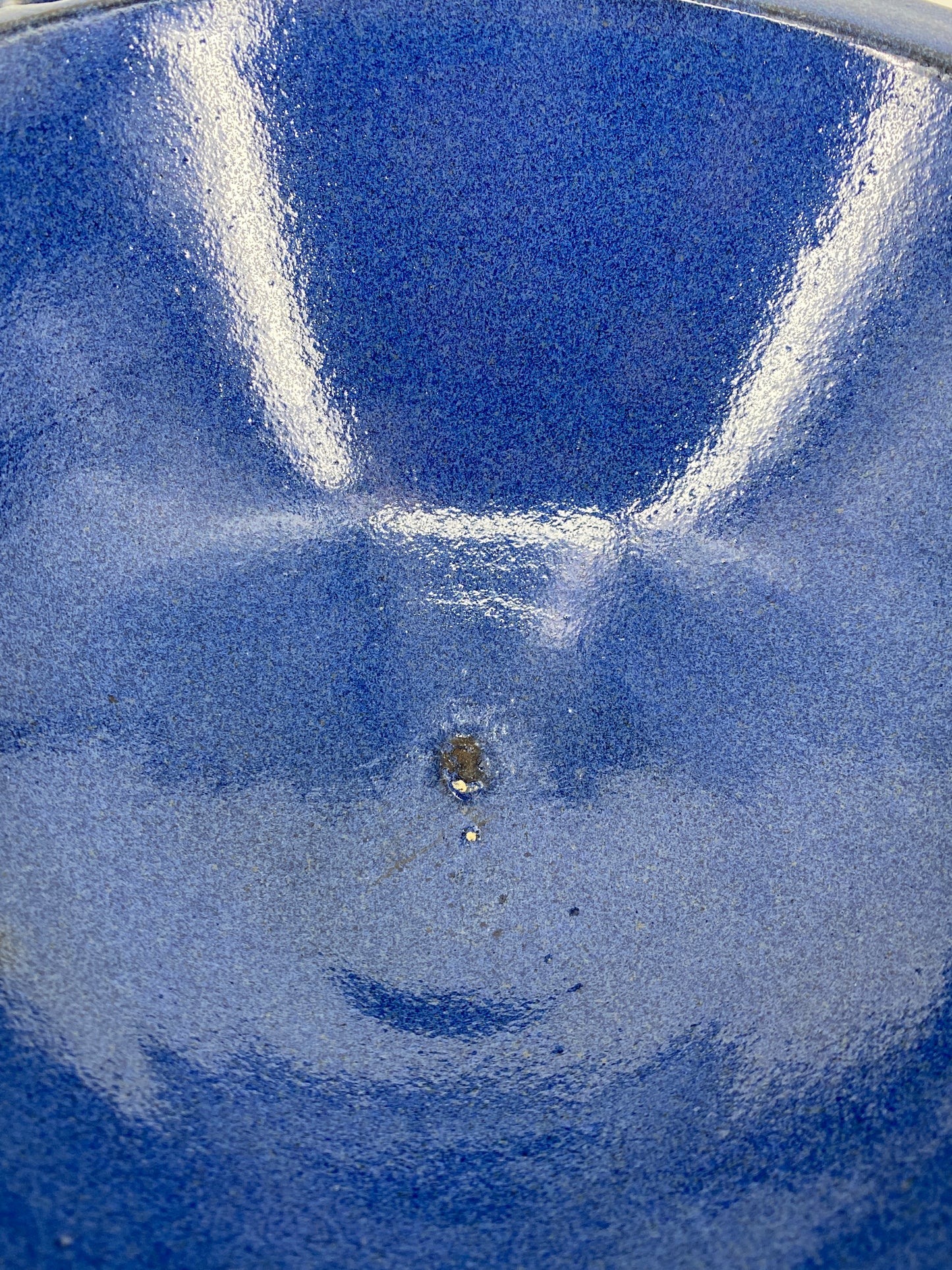 Blaue Keramik Schale mit perforiertem Rand
