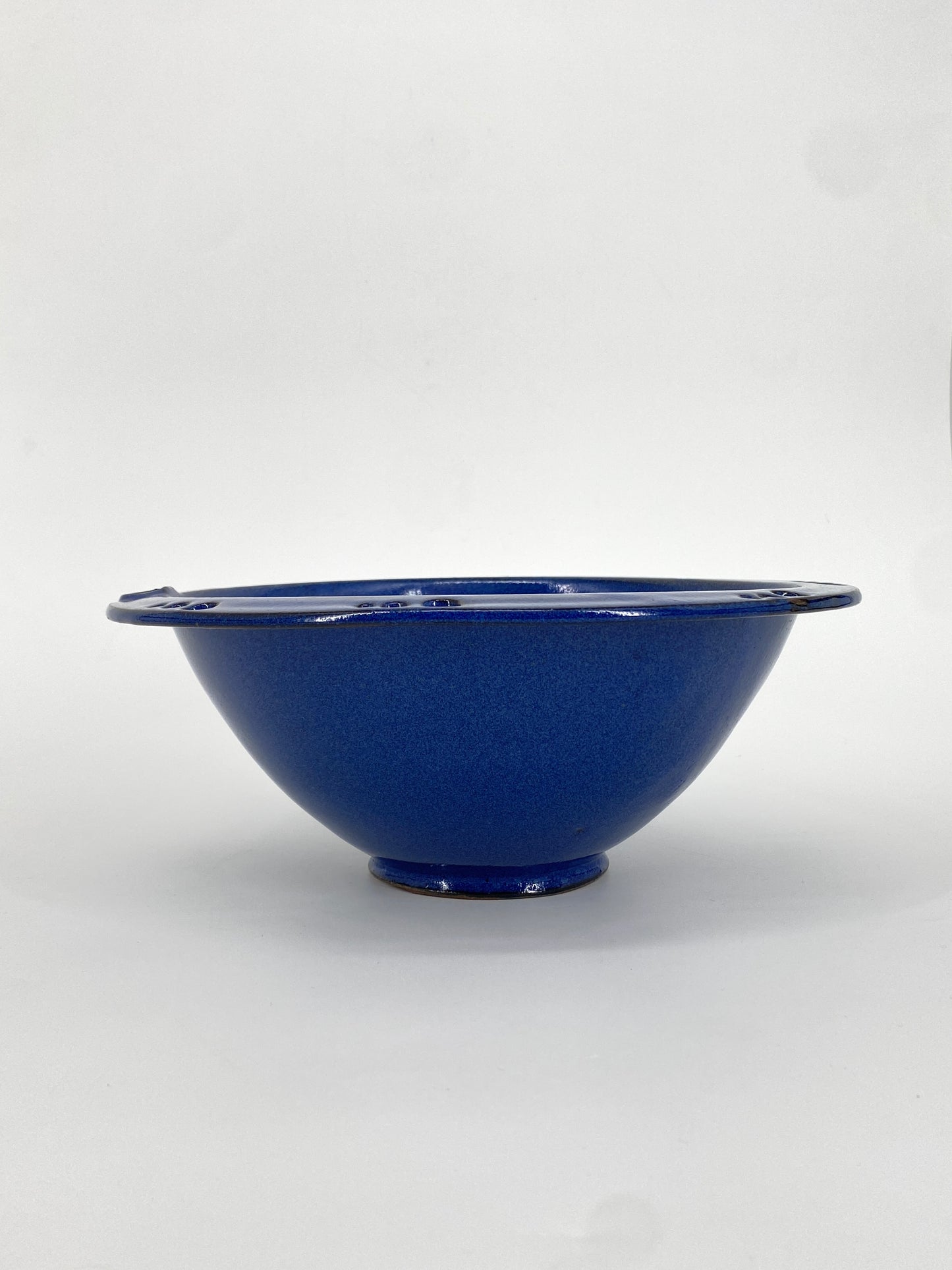 Blaue Keramik Schale mit perforiertem Rand