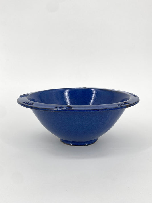 Blaue Keramik Schale mit perforiertem Rand