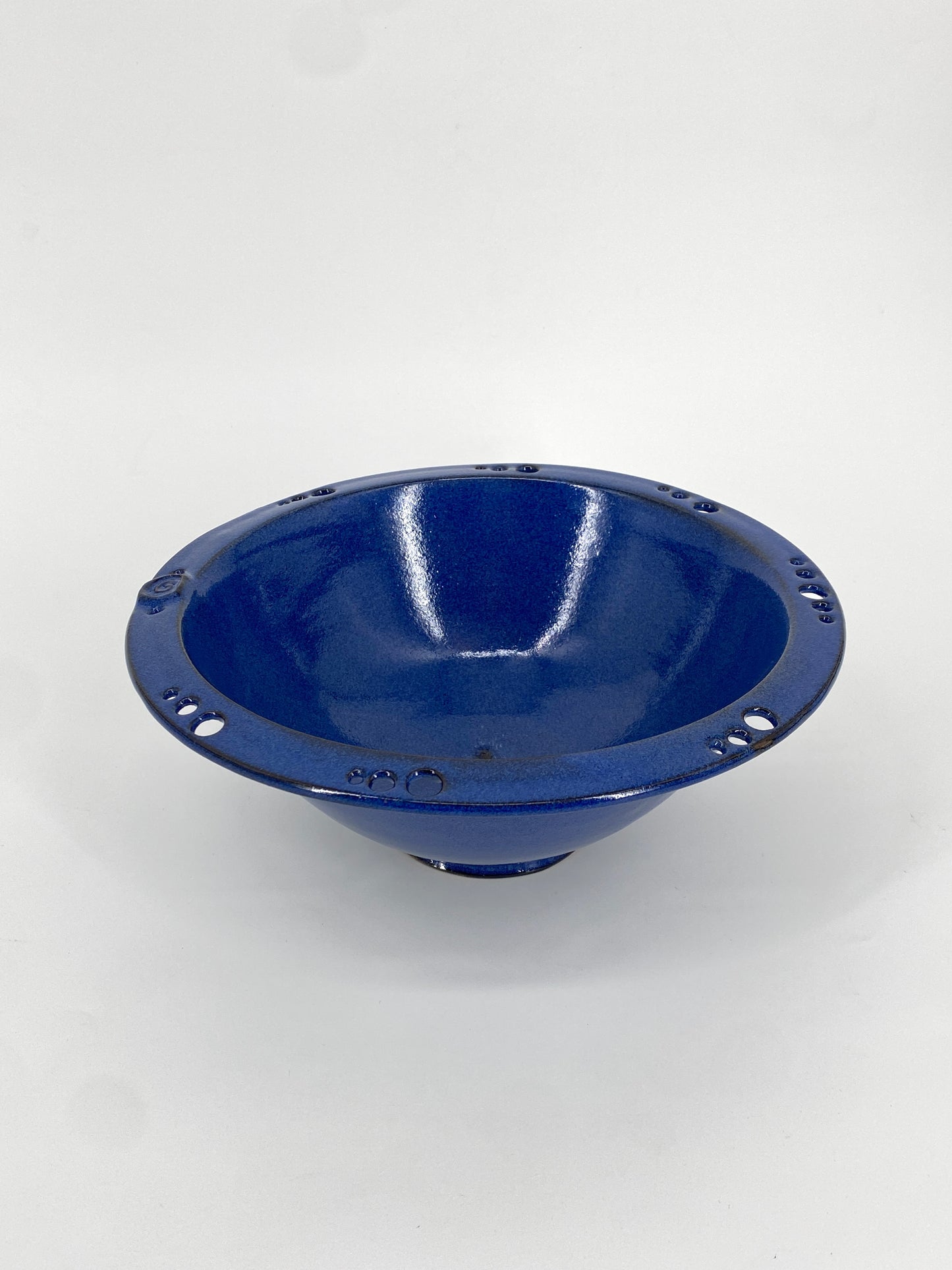 Blaue Keramik Schale mit perforiertem Rand