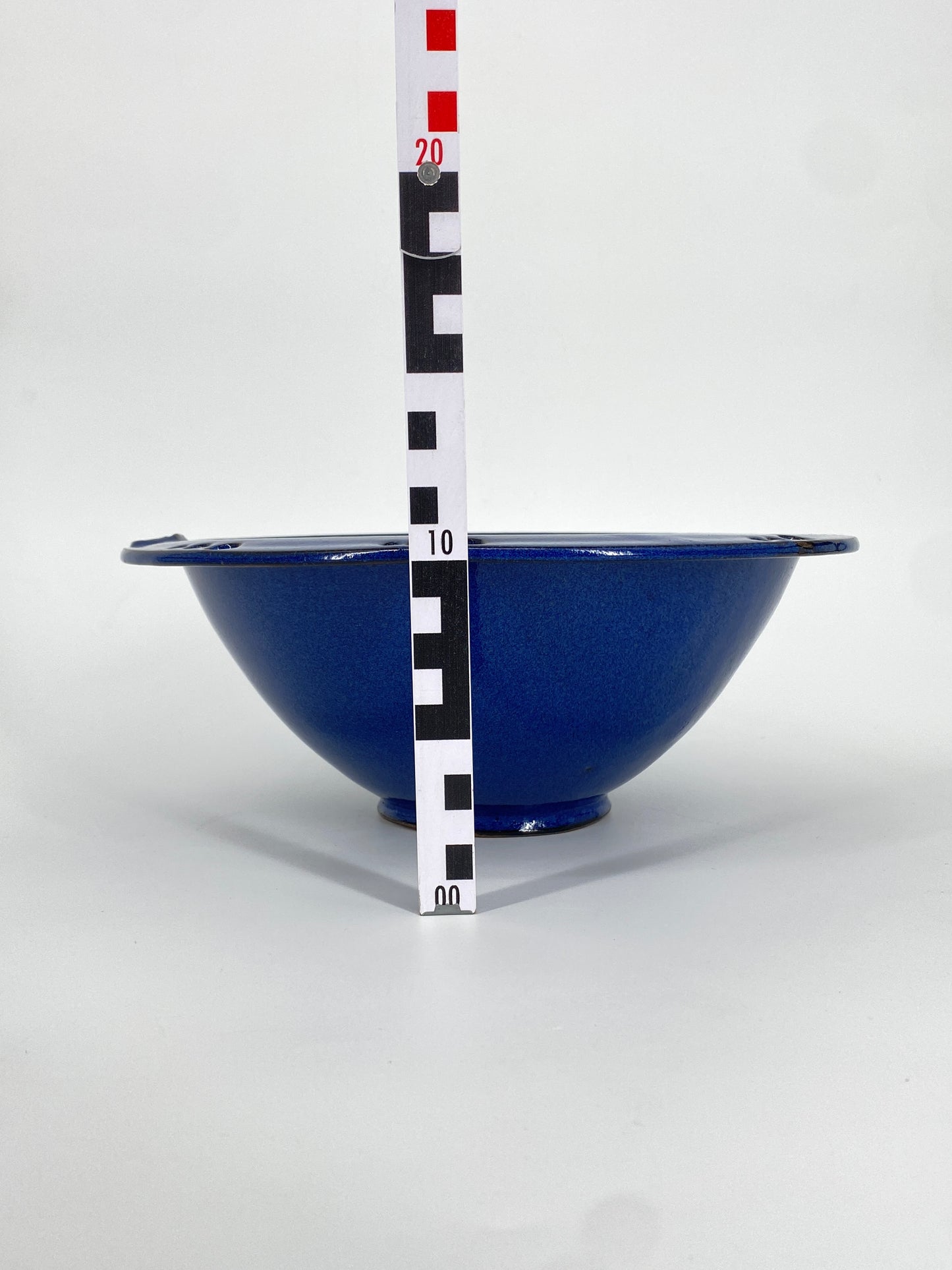 Blaue Keramik Schale mit perforiertem Rand