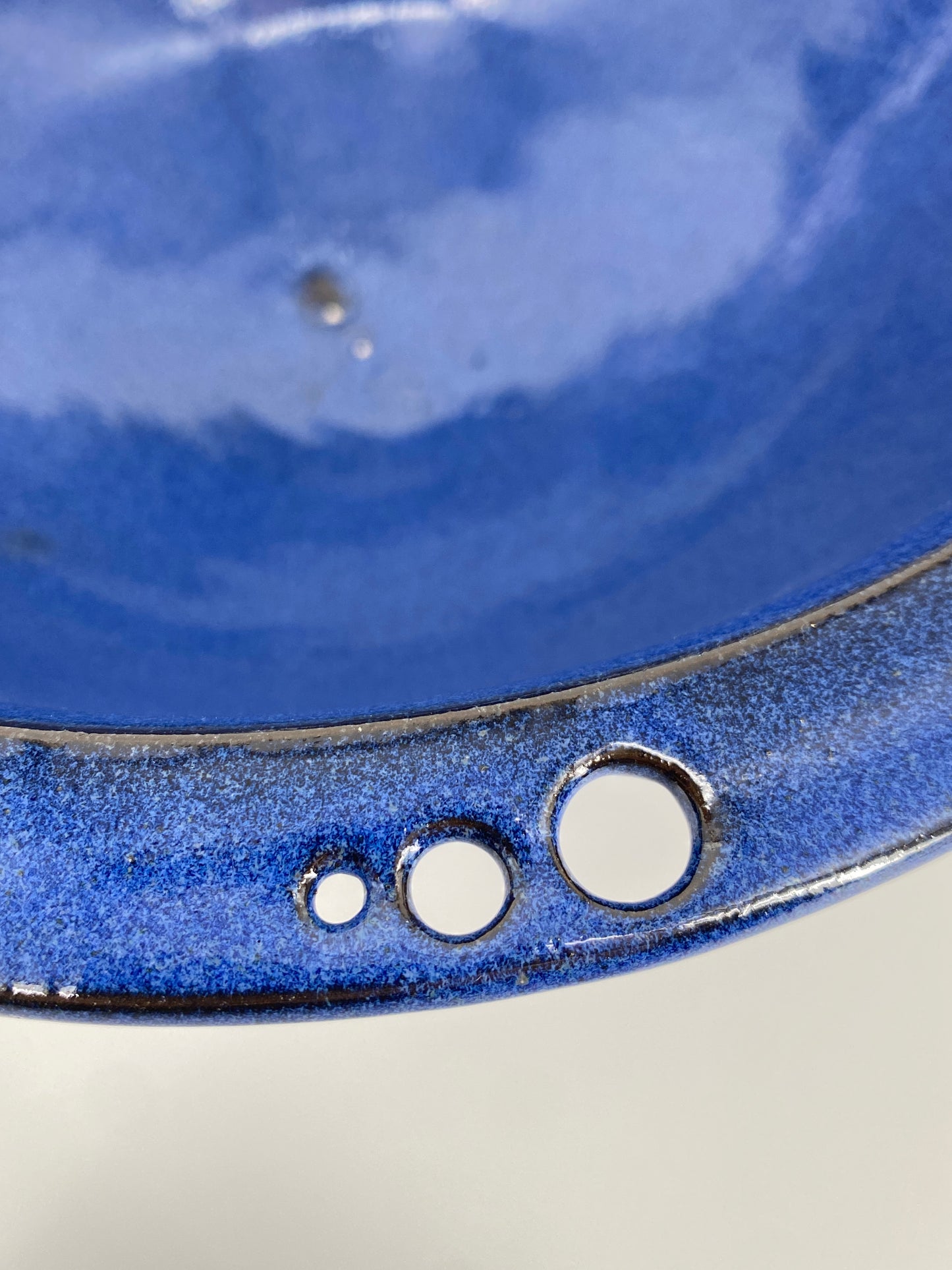 Blaue Keramik Schale mit perforiertem Rand