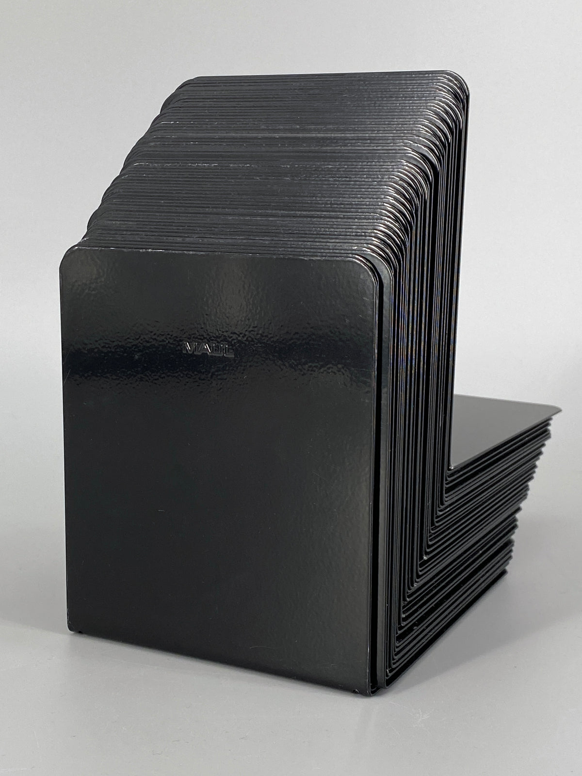59 schwarze Buchstützen aus Metall von Maul