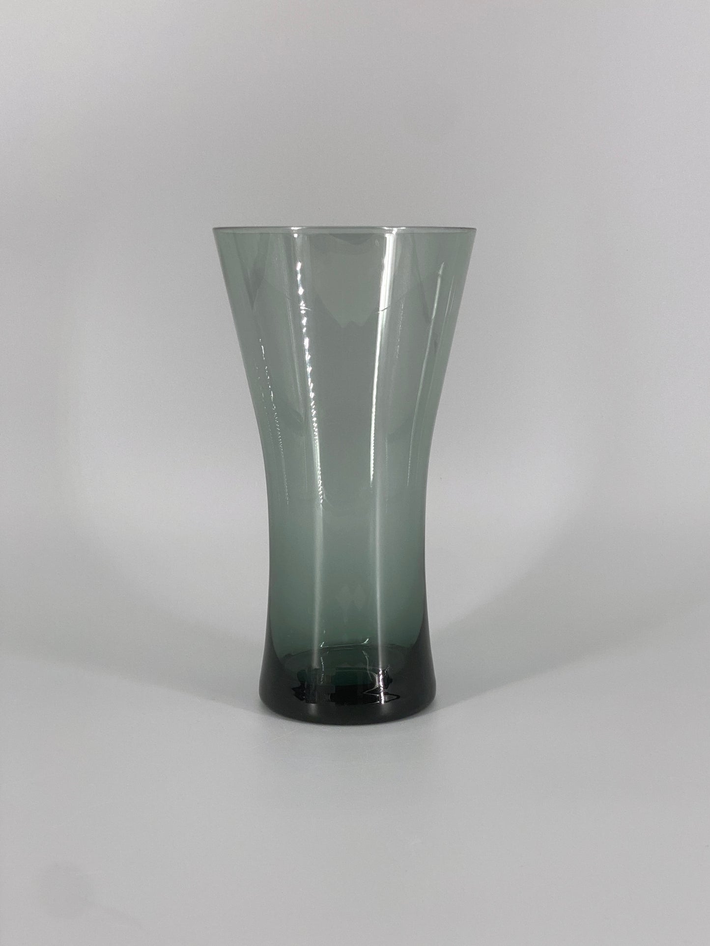 Turmalinfarbene Glas Vase von Wilhelm Wagenfeld für WMF, 1950er
