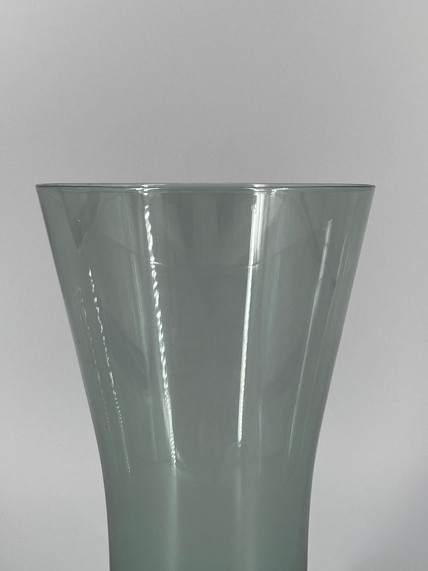 Turmalinfarbene Glas Vase von Wilhelm Wagenfeld für WMF, 1950er