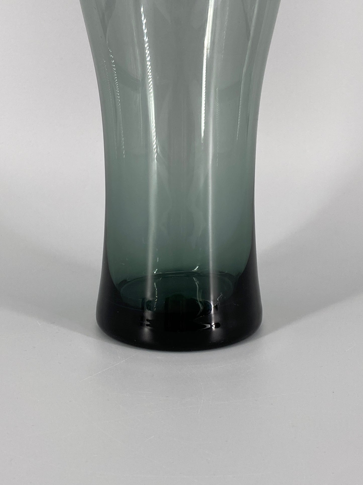 Turmalinfarbene Glas Vase von Wilhelm Wagenfeld für WMF, 1950er