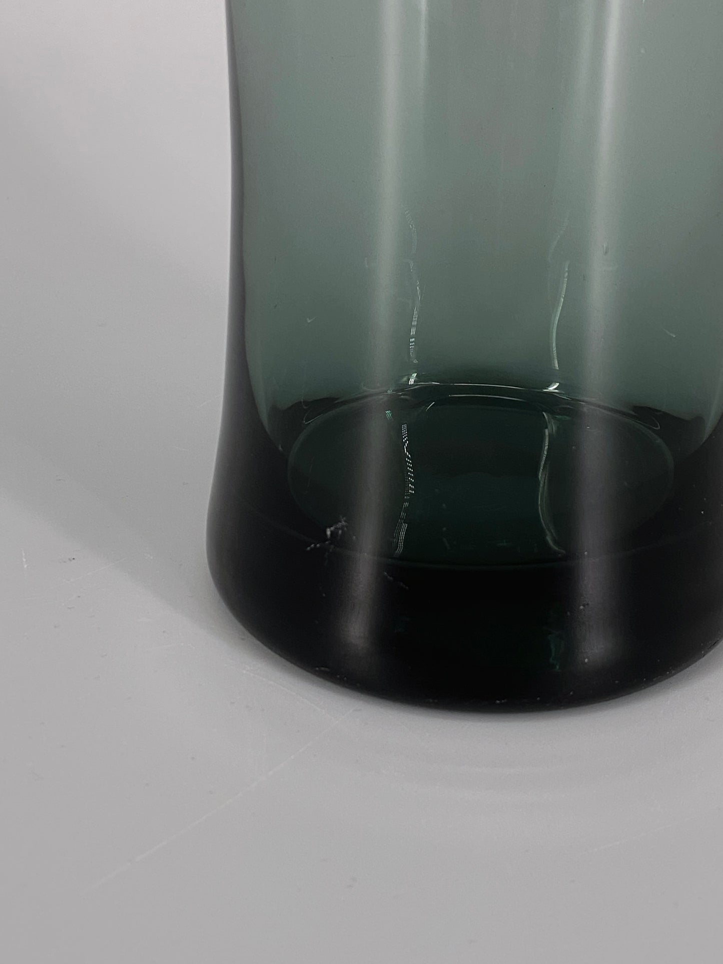 Turmalinfarbene Glas Vase von Wilhelm Wagenfeld für WMF, 1950er