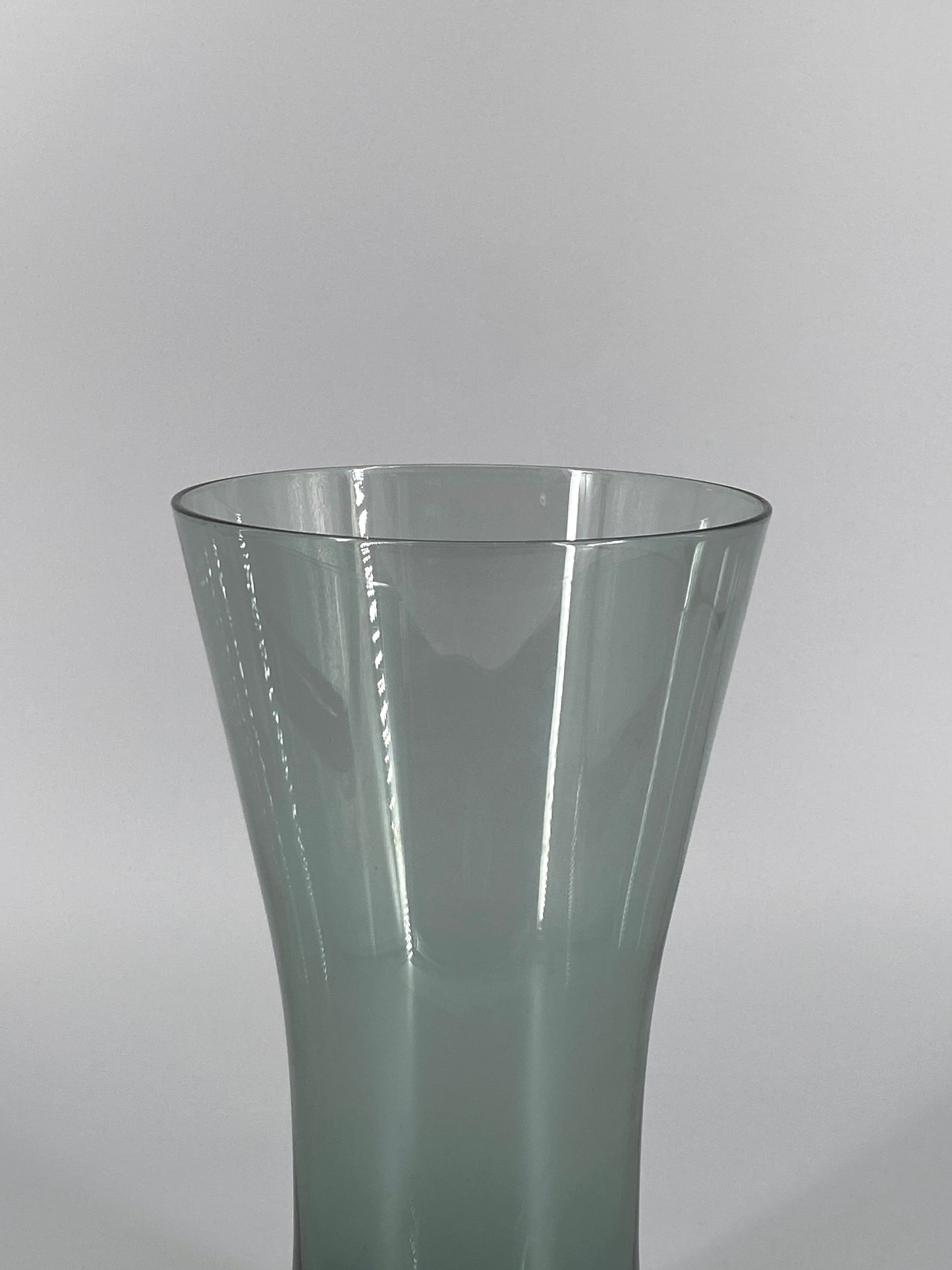 Turmalinfarbene Glas Vase von Wilhelm Wagenfeld für WMF, 1950er
