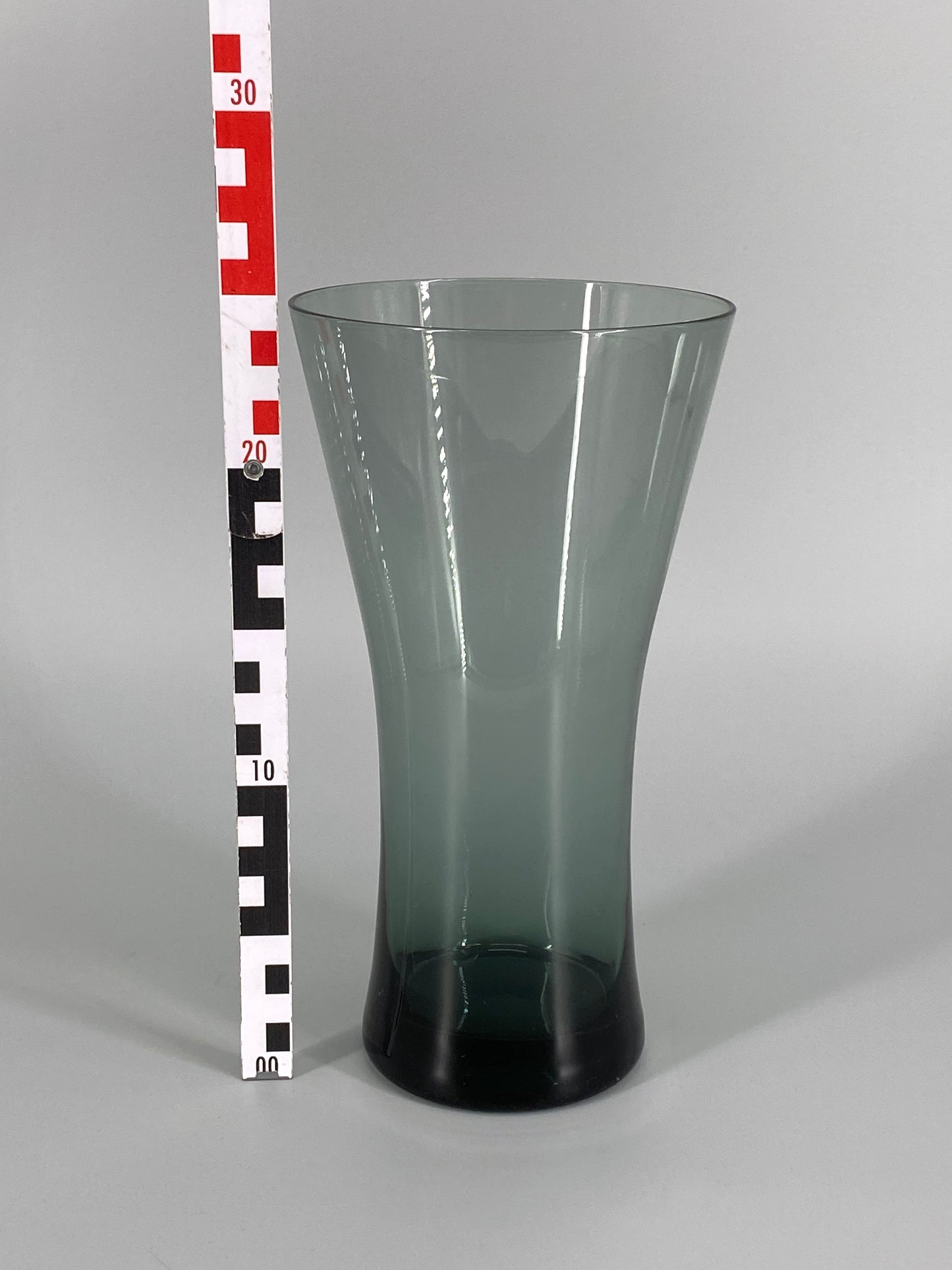 Turmalinfarbene Glas Vase von Wilhelm Wagenfeld für WMF, 1950er