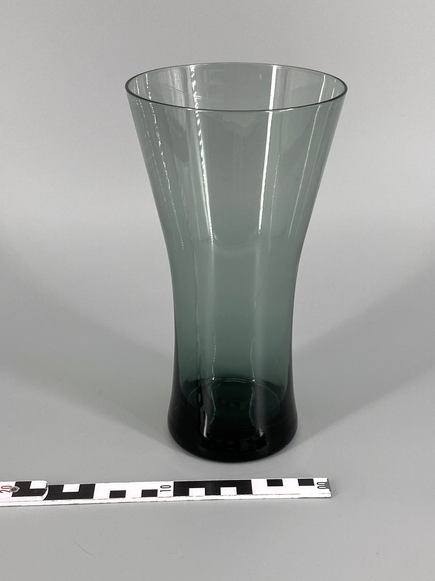Turmalinfarbene Glas Vase von Wilhelm Wagenfeld für WMF, 1950er