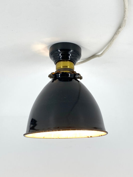 Bauhaus Decken- oder Wandlampe aus Emaille mit Keramiksockel